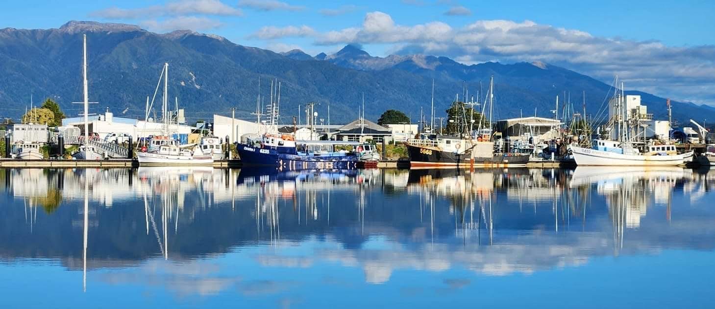 New Zealand lake and mountain travel view
